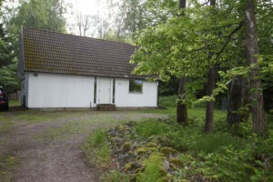 Enstaka hus omgiven av träd
